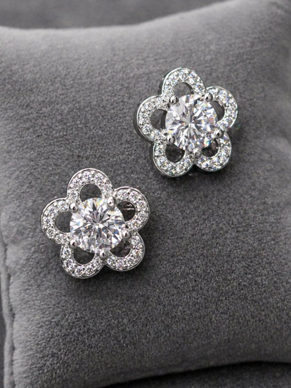 ER15 The Blossom Brilliance Studs  1 ct Moissanite s925